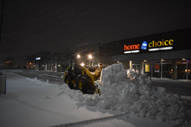 Cat 906 plowing snow with a plowmaxx 0830-13 le